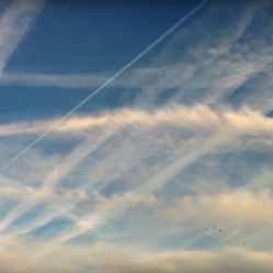 wolken-streifenwolken-kondensstreifen-chemtrails-reissverschlusswolken-klimaschwindel[1]
